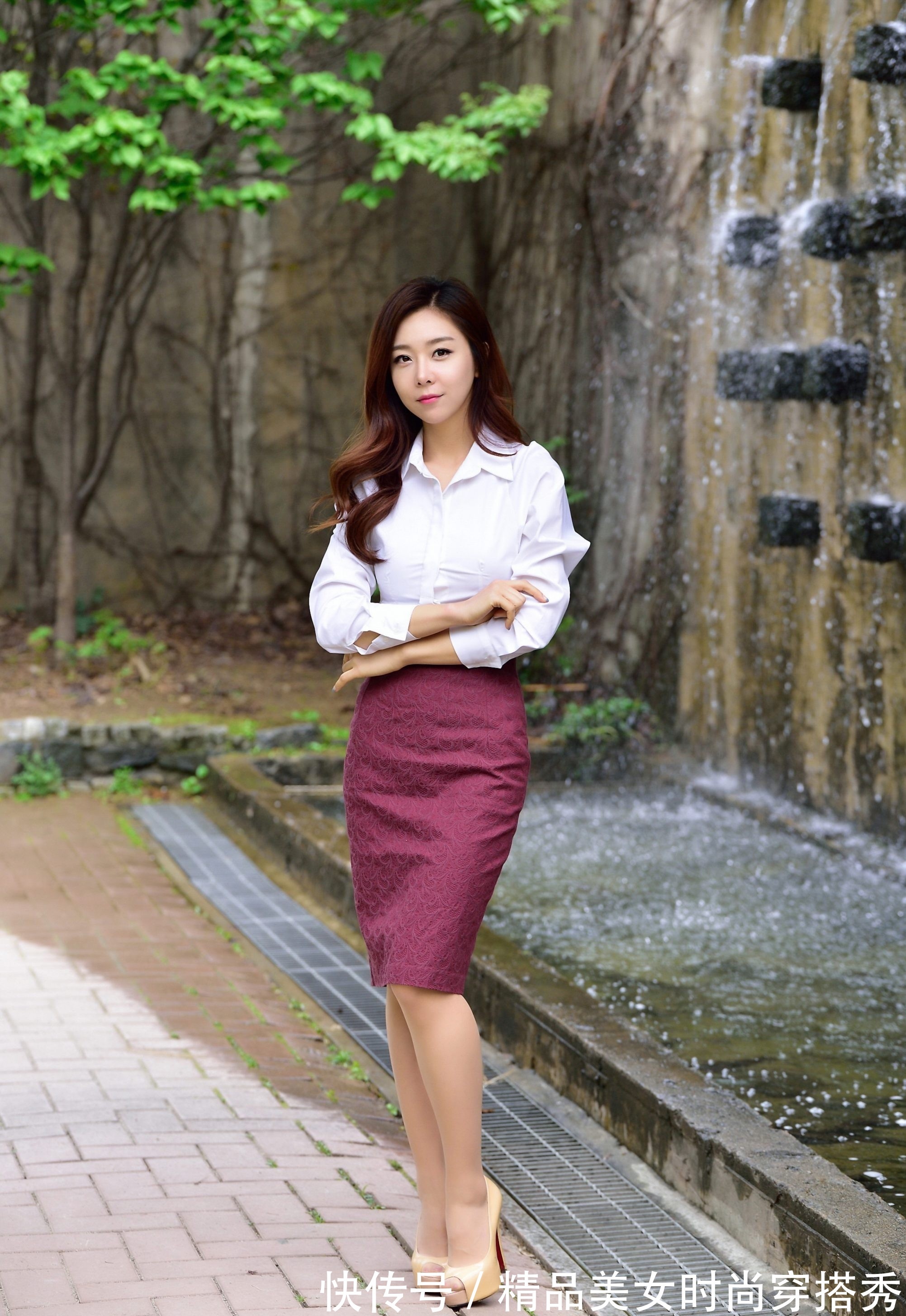 百搭 白色衬衫搭配高腰的枣红色半身裙，时尚吸睛，走起路来优雅从容