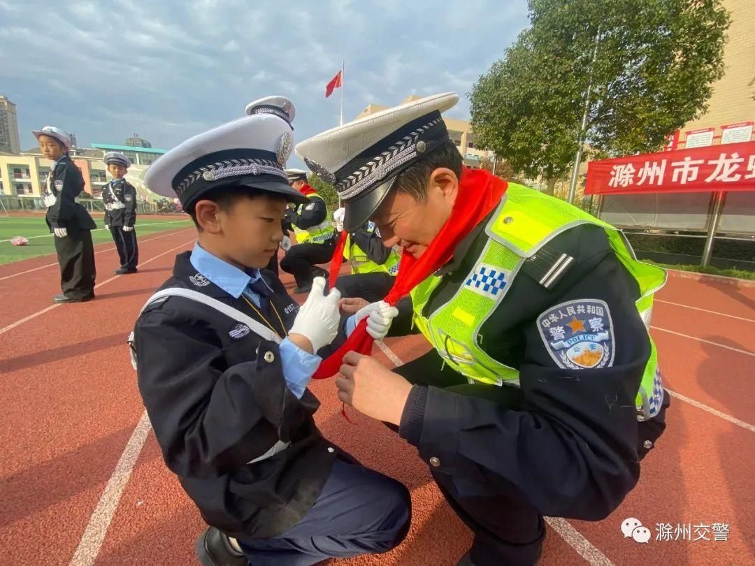 小学|交警支队为龙蟠小学“小小交警队”授旗