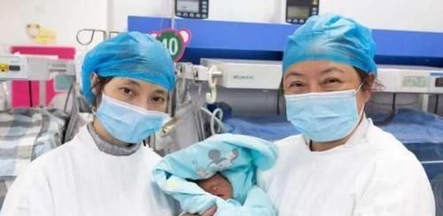 家里“独苗”降生后，爷爷与姥爷凝视半个小时，网友这是照片吧