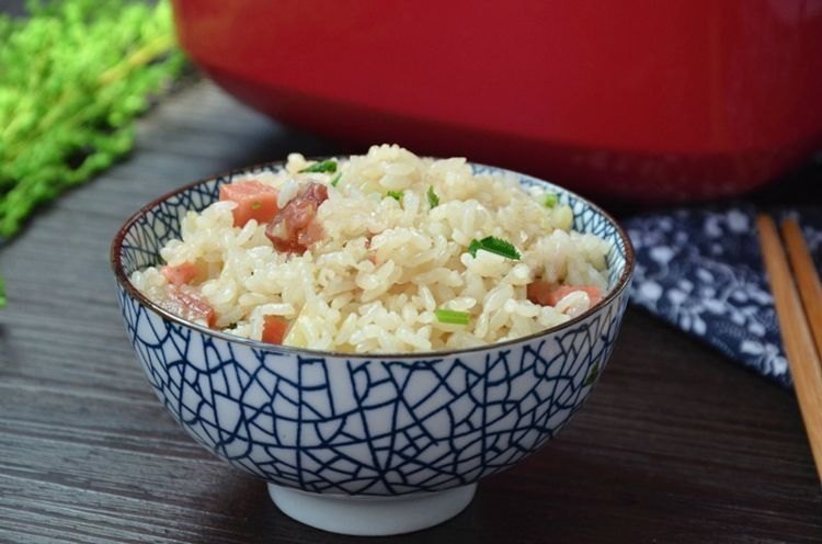 电饭锅也能做出来美味的腊肉饭，鲜香美味，有菜有肉