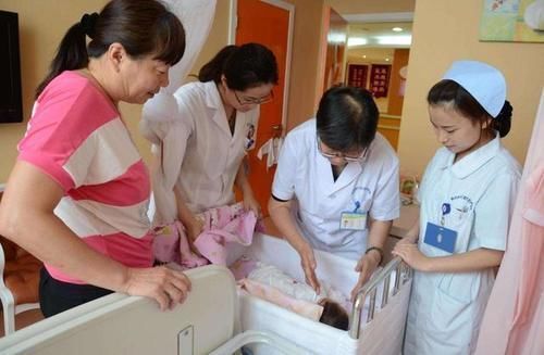 大意|新生儿姓“杨”,护士大意打错出生证明名字,宝妈却乐了不改了