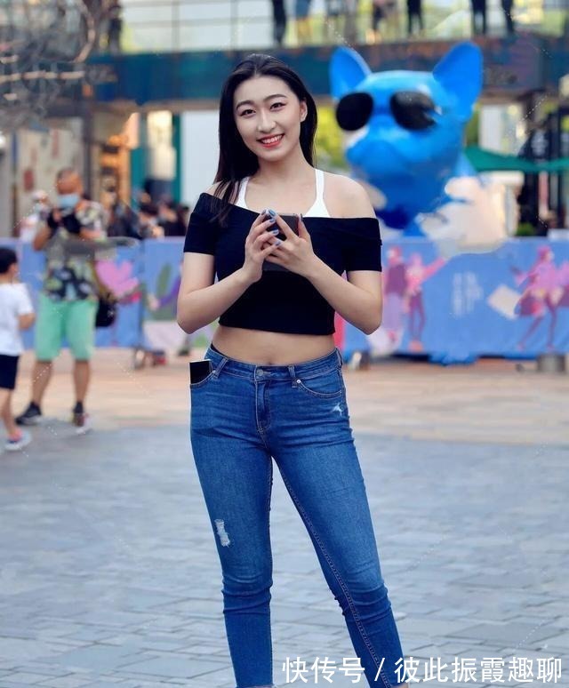 真丝 短款上衣搭配瑜伽裤，装扮让气质满满呈现，简单又耐看