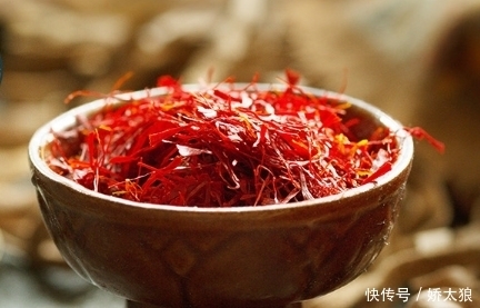 泡脚水放一丁点儿,体内湿气可能会被去除,小腹或许能更平