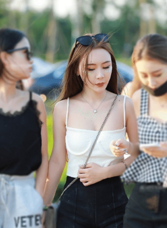 女人 骨感型女孩的福利“鱼泡眼”吊带衫,女人气质“倍增”