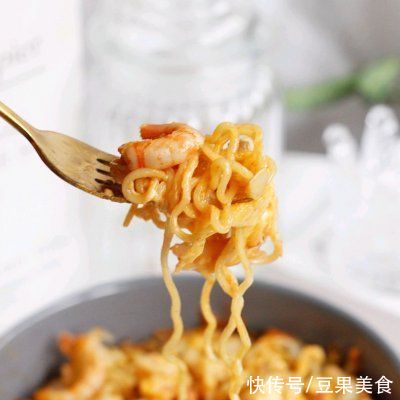 虾仁芝士焗面|#安佳马苏里拉芝士挑战赛#虾仁芝士焗面