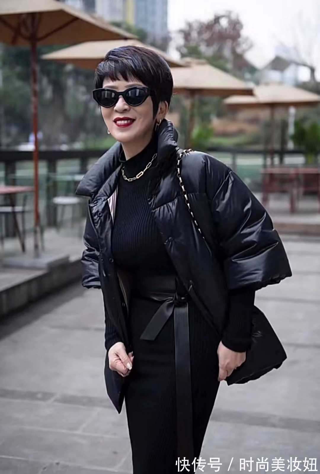 搭配|这位60岁奶奶太时髦了,穿搭简约高级显气质,比年轻人会穿