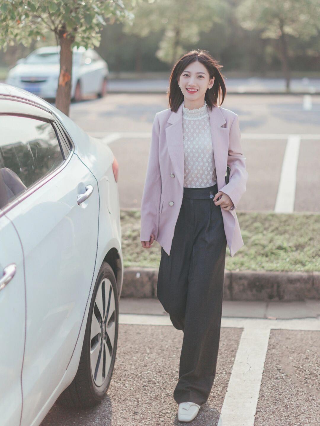 搭配|秋季通勤风怎么穿?白色长款大衣+牛仔裤,清新又时尚!