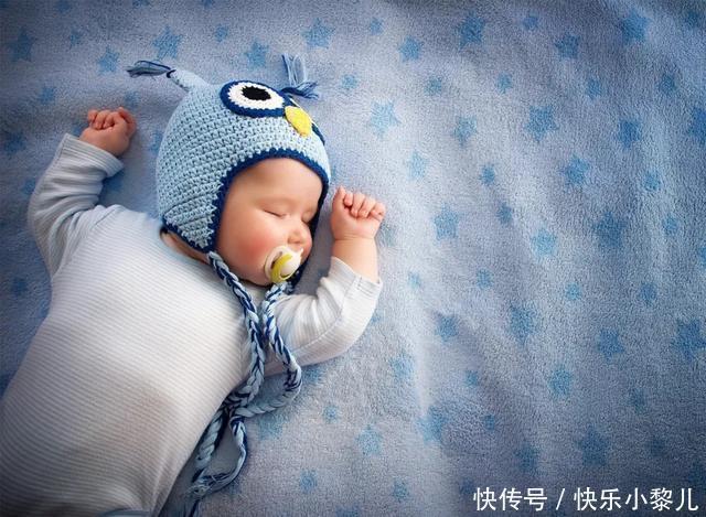 双胞胎姐妹一本正经睡着后，宝妈掀开被子后，被姐妹俩的睡姿逗笑