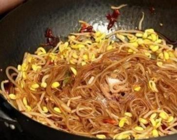 炒粉条，别直接下锅炒！大厨教你一招，软嫩爽滑，不粘黏还好吃