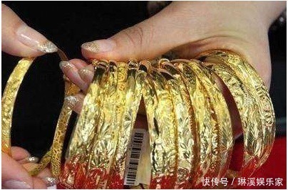 空心 女人买“黄金首饰”,手链还是手镯好会看2点的,都是懂行人
