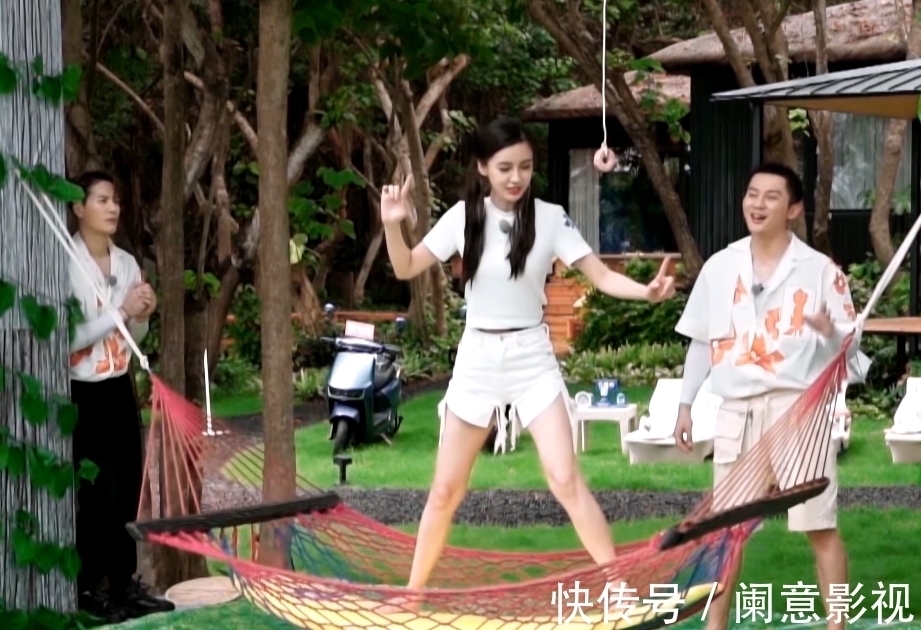 baby吴宣仪玩游戏摔倒,一旁李晨的反应太真实,常驻与飞行的区别