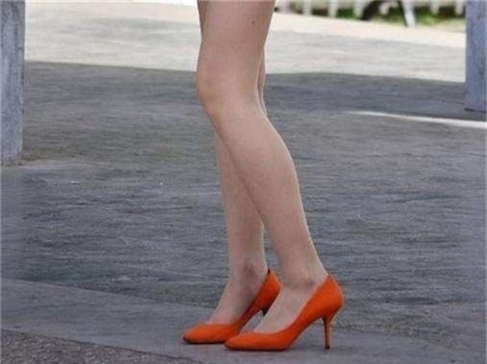 展现出|一双朴素的一字带凉鞋,展现出女性的柔美气质