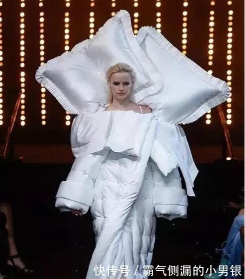 |搞笑图片幽默段子笑话:妹子你的衣服可真别致啊,很潮流哦