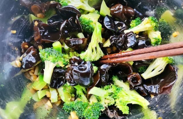 凉拌木耳西兰花|它是“清肠第一菜”,坚持每天吃一盘,刮油甩赘肉,一周瘦5斤