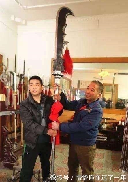 青龙偃月刀@尴尬:关公“青龙偃月刀”重出江湖,却无人能够单手举起!