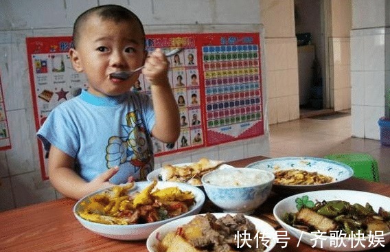 丽丽|3岁男娃肠胃坏死，看到孩子的早餐之后，别犯懒了，没一样有营养