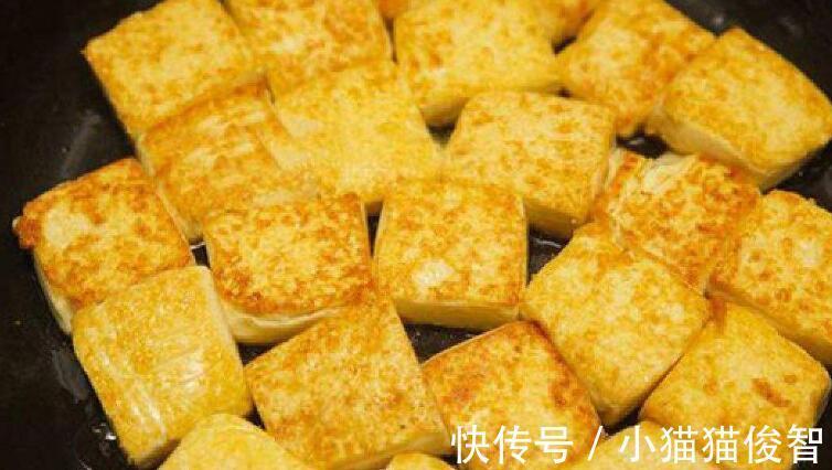 煎豆腐时，不要直接下油锅，多加这一步，豆腐不碎不粘锅