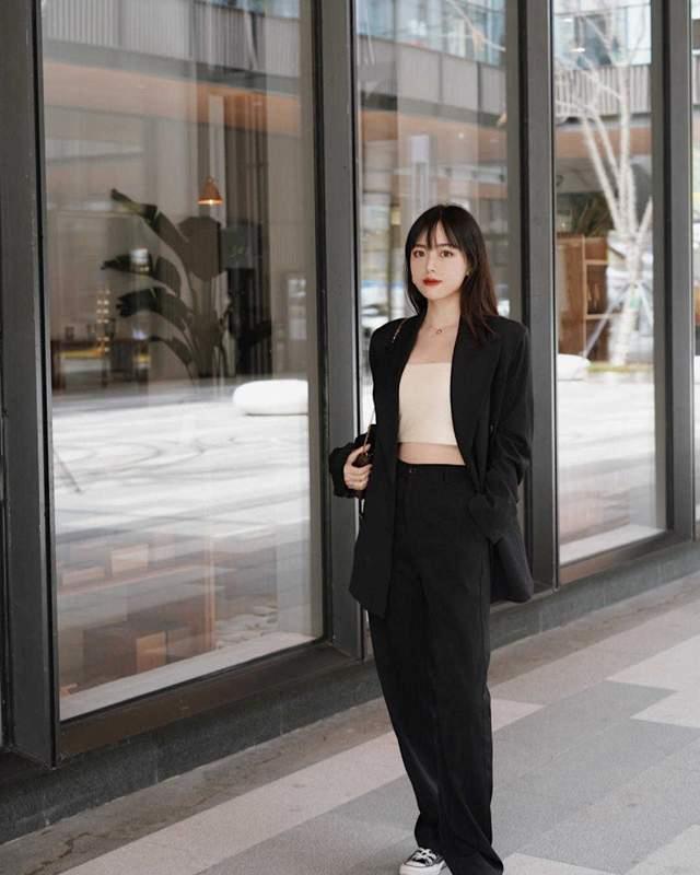 连衣裙 西服不一定配T恤,用抹胸上衣、打底衫和连衣裙搭配,更好看