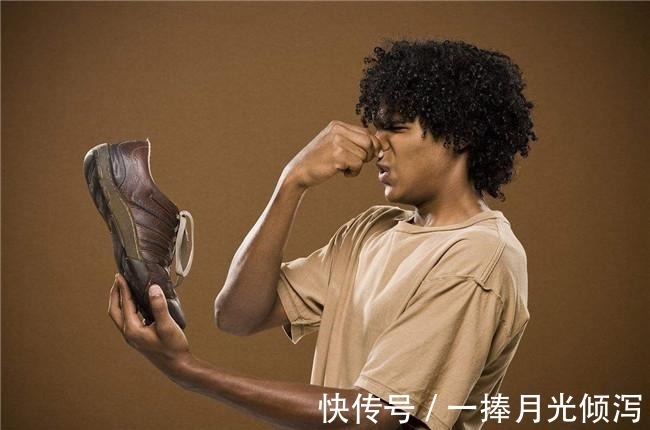 鞋子 鞋子太臭怎么快速去除 教你3个去鞋臭的方法, 轻松去除鞋子臭味!