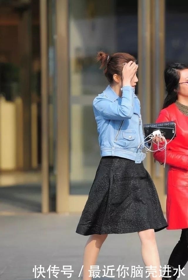 街拍:小姐姐一头短发,扎着一个小小的马尾,看上去青春又俏皮