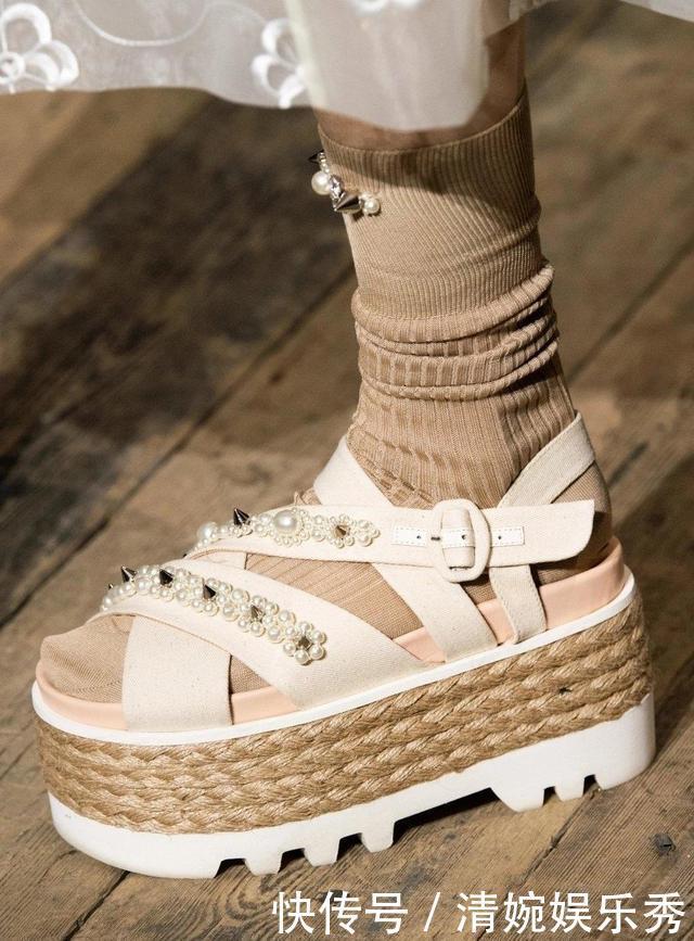 穿什么鞋都搭袜子,这波夏日反季穿法太奇特明星纷纷上身示范