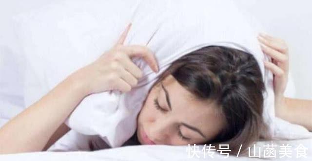 奇异果|失眠“最怕”这5种食物，每天吃几口，倒头就睡，睡的比猪都香