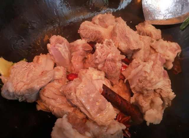 猪肉|炖排骨时加入“一样东西”，排骨20分钟就醇香软烂，材料每家都有