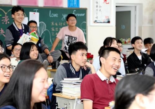 学生大喊“奥特曼”名字，校方8字为由进行劝退，家长为何称快？