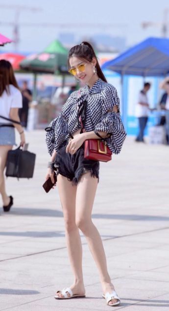 街拍:浅绿吊带配热裤,美腿配高跟,尽显小美女时尚风采