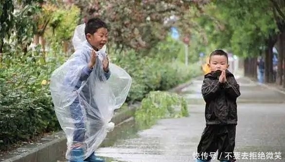 自行车|别人家的爷爷火了，为防孙女吹风感冒，给自行车装上“全景天窗”