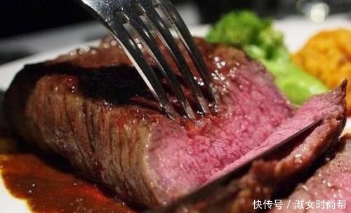 西餐厅里|吃西餐时,服务员问你牛排要几分熟千万别答8分,否则会闹笑话