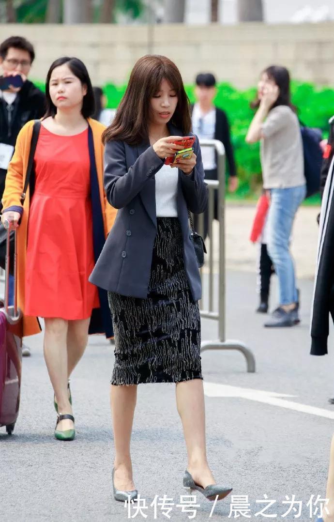 街拍:高腰短裤,搭一双尖头的铆钉高跟鞋,时尚气质又非常洋气