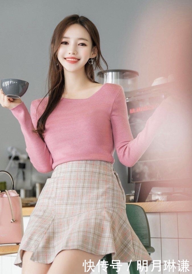 简约时尚透气羊毛打底衫搭配高腰百褶裙,穿搭甜美可爱,时尚迷人
