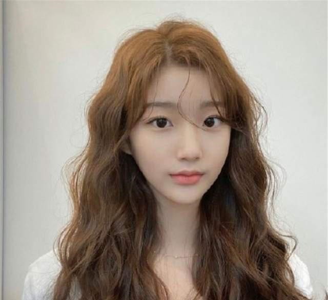 发型 别被发型毁了造型,看起来充满了“大妈感”,换发型推荐这几种