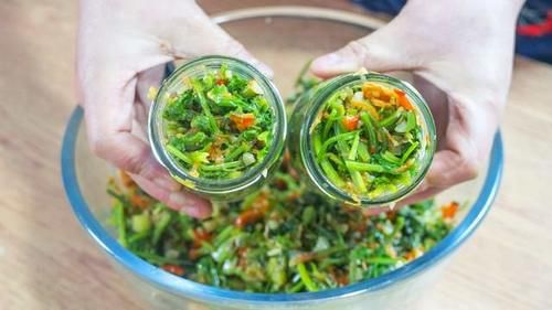 香菜不要当配菜了，农村姑娘教你1个新吃法，喝粥拌饭都是绝配