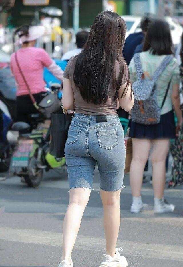 打底裤|灰色连衣裙休闲简约,配上小白鞋,动感连衣裙穿搭技巧分享给你