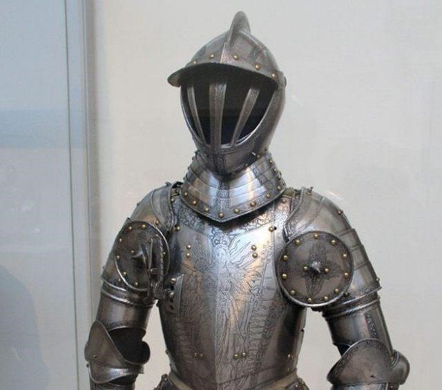 古代三大帝级盔甲中国这件黄金甲价值连城,外国两件差距太大了