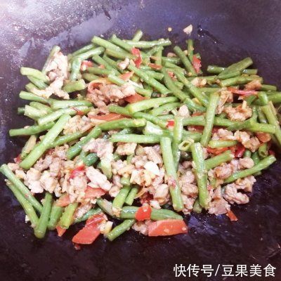 豆角|这#夏日开胃餐#豇豆角炒肉丁连吃3天了！明天还想吃