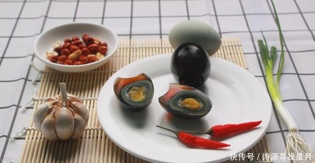 吃光|皮蛋这样做才好吃,香辣过瘾还解馋,一整盘都吃光!