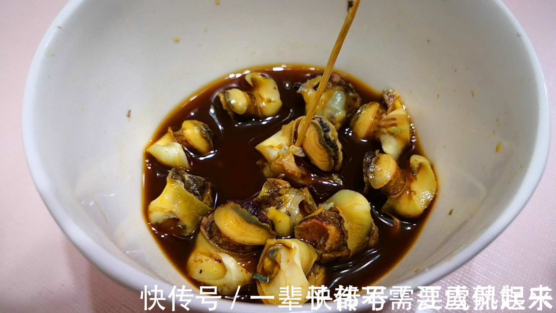 煮海螺时,用冷水还是热水以前没注意,难怪螺肉又腥又硬不好吃