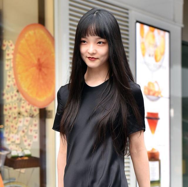 街拍:直发飘飘的小姐姐,十分新颖的打扮,优雅时尚