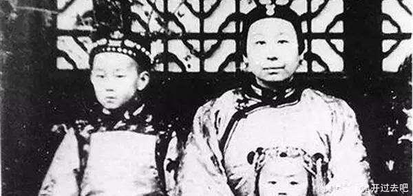 而下|只因儿子名气太大,一女子去世灵柩沿长江而下,沿途官员个个跪拜