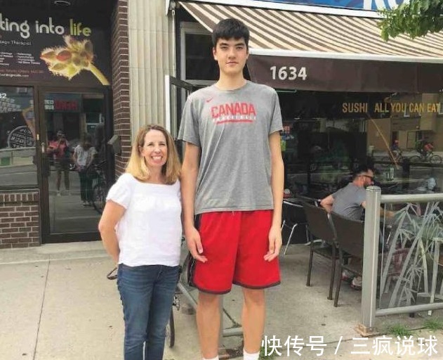 国足|16分钟16分！19岁华裔中锋闪耀NCAA，身高2米24，能说流利中国话
