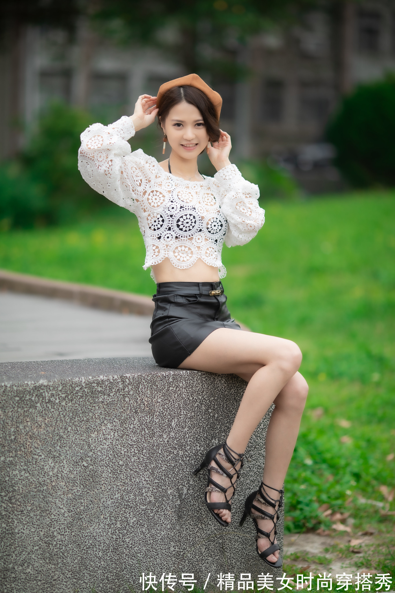 短裤裙|白色钩花蕾丝罩衫搭配西装短裤裙,惊艳绝伦,诠释靓女风韵