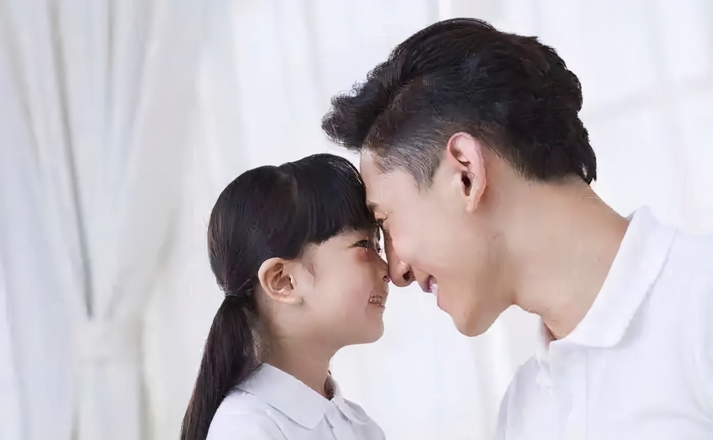 “最淡定爸爸”网络走红,被女儿打扮成“佛陀”,依旧埋头玩手机