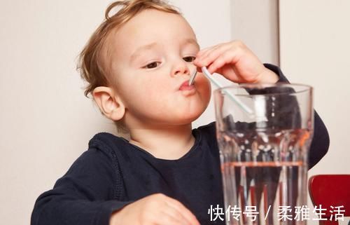 家长|趁着妈妈不在,宝宝偷偷搬起小脚丫啃了起来,宝妈看后哭笑不得