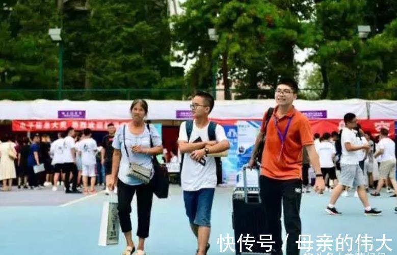 清华大学|儿子考上清华，妈妈得意发了条朋友圈，朋友的评论让她心寒