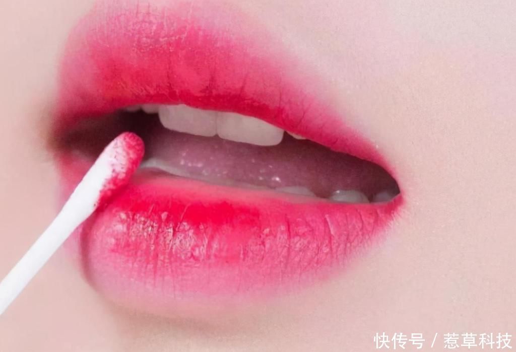 口红 女人再懒也要会“涂口红”,别傻傻抿嘴唇了,难怪沾杯掉色!
