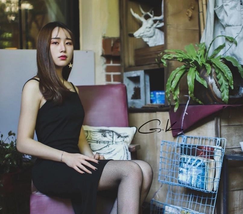 穿网袜的小姐，你也不怕地上的草扎你了！