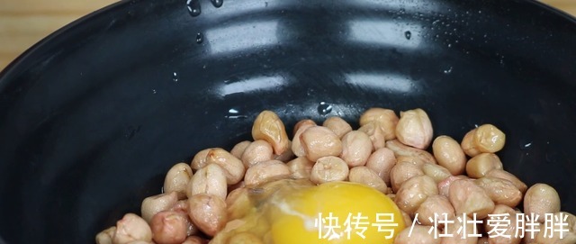 花生米里打1个鸡蛋，老一辈秘制做法，下酒解馋，家里待客全靠它！